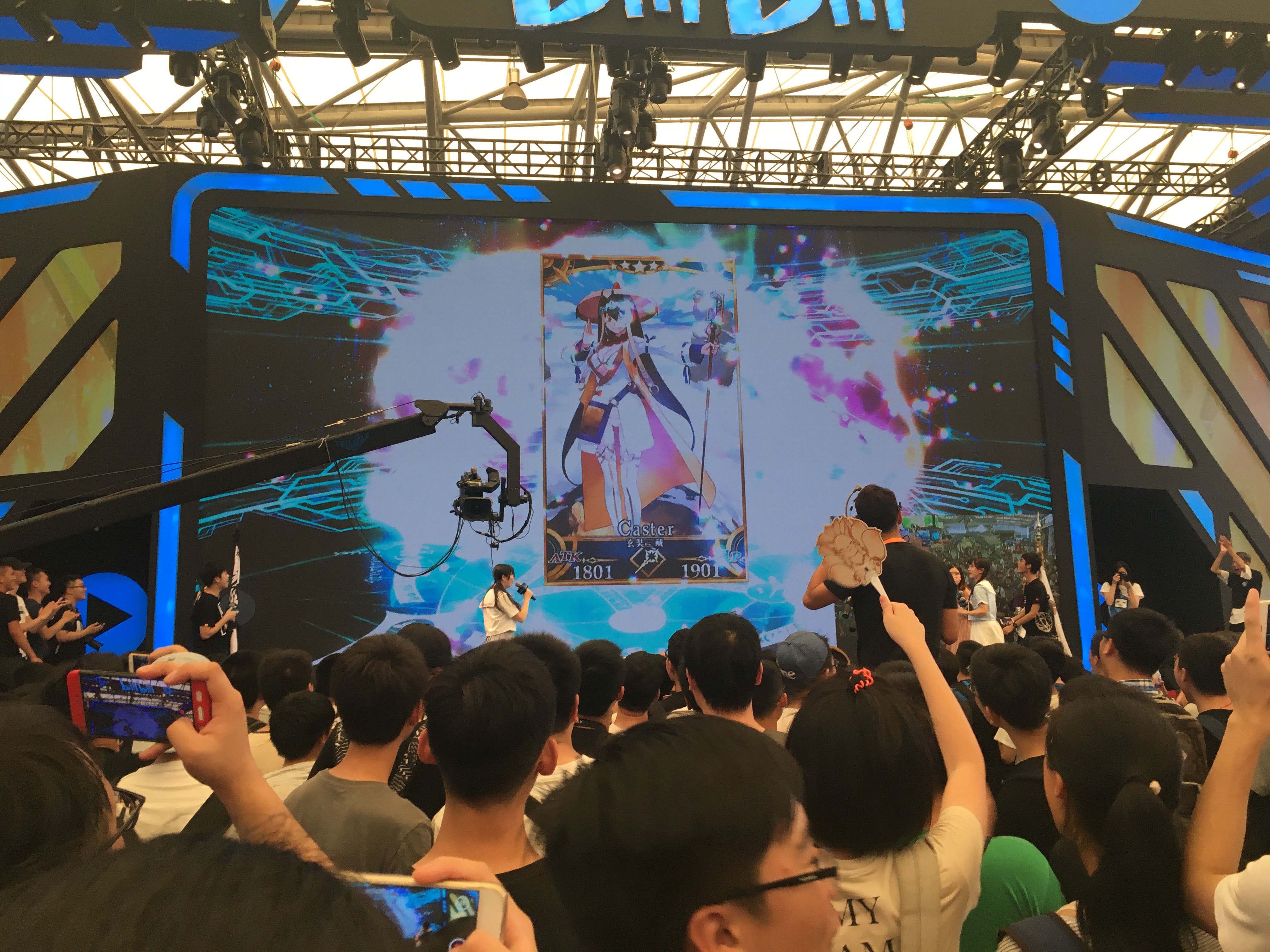 哔哩哔哩CJ展台直播《FGO》抽卡 大量玩家驻足观看_3DM手游