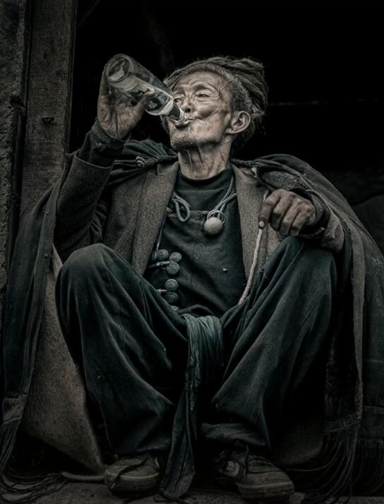 喝酒的图片,图片拍摄的很有已经,体现了一个老人老年孤独寂寞的样子