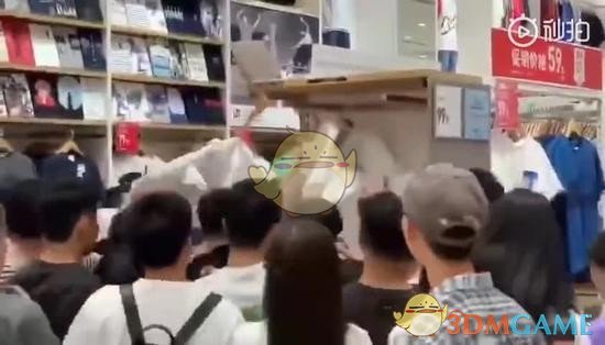 KAWS优衣库联名T恤疯抢介绍