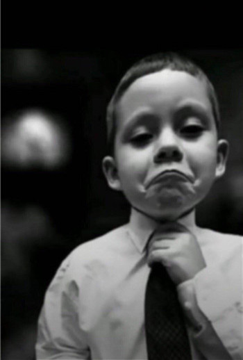 抖音外国小男孩扯领带壁纸分享