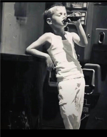 抖音外国小男孩扯领带壁纸分享