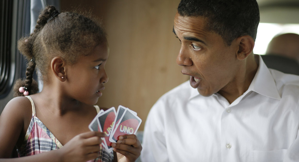 别烦我！在玩美国总统同款游戏UNO牌呢！